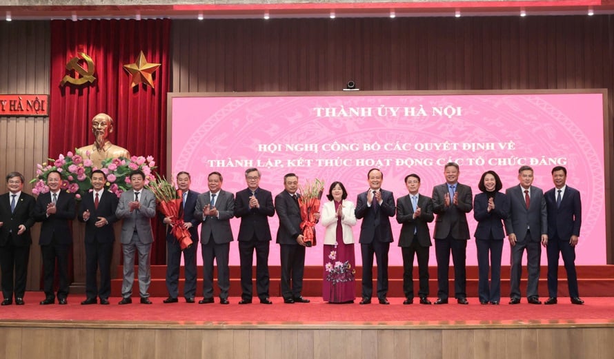 La secrétaire du Comité du Parti de la ville, Bui Thi Minh Hoai, et d'autres dirigeants du centre et de la ville ont félicité le Comité permanent du Comité du Parti de Hanoi. 