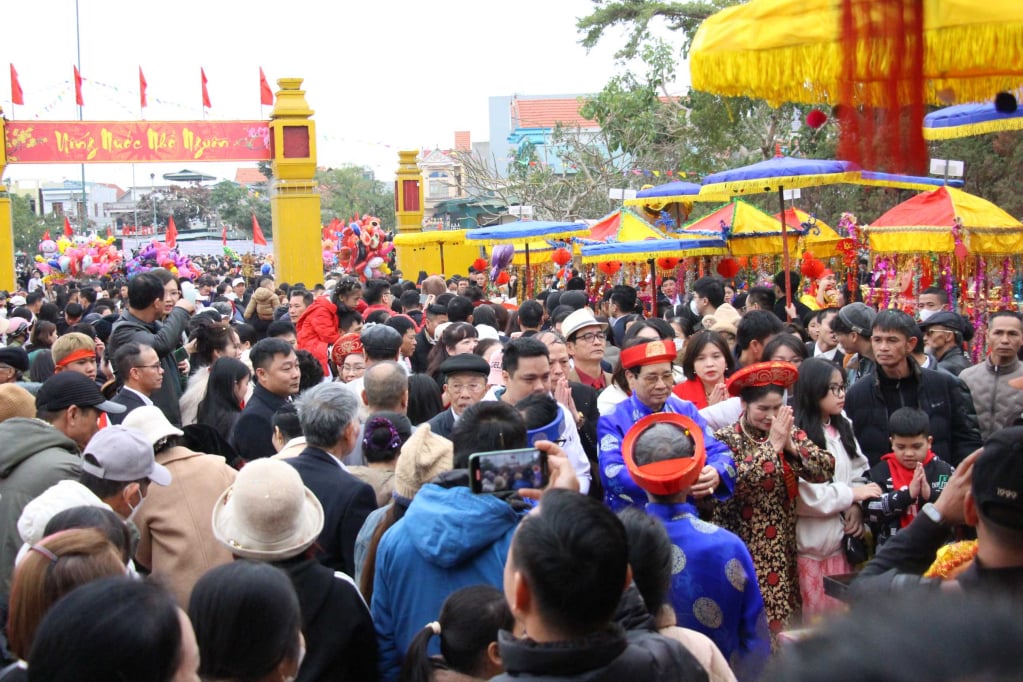 El Festival de Tien Cong (ciudad de Quang Yen) ha atraído a un gran número de personas y turistas de todo el mundo para asistir. Foto: Anh Tuyet (Centro cultural y de información de la ciudad de Quang Yen).