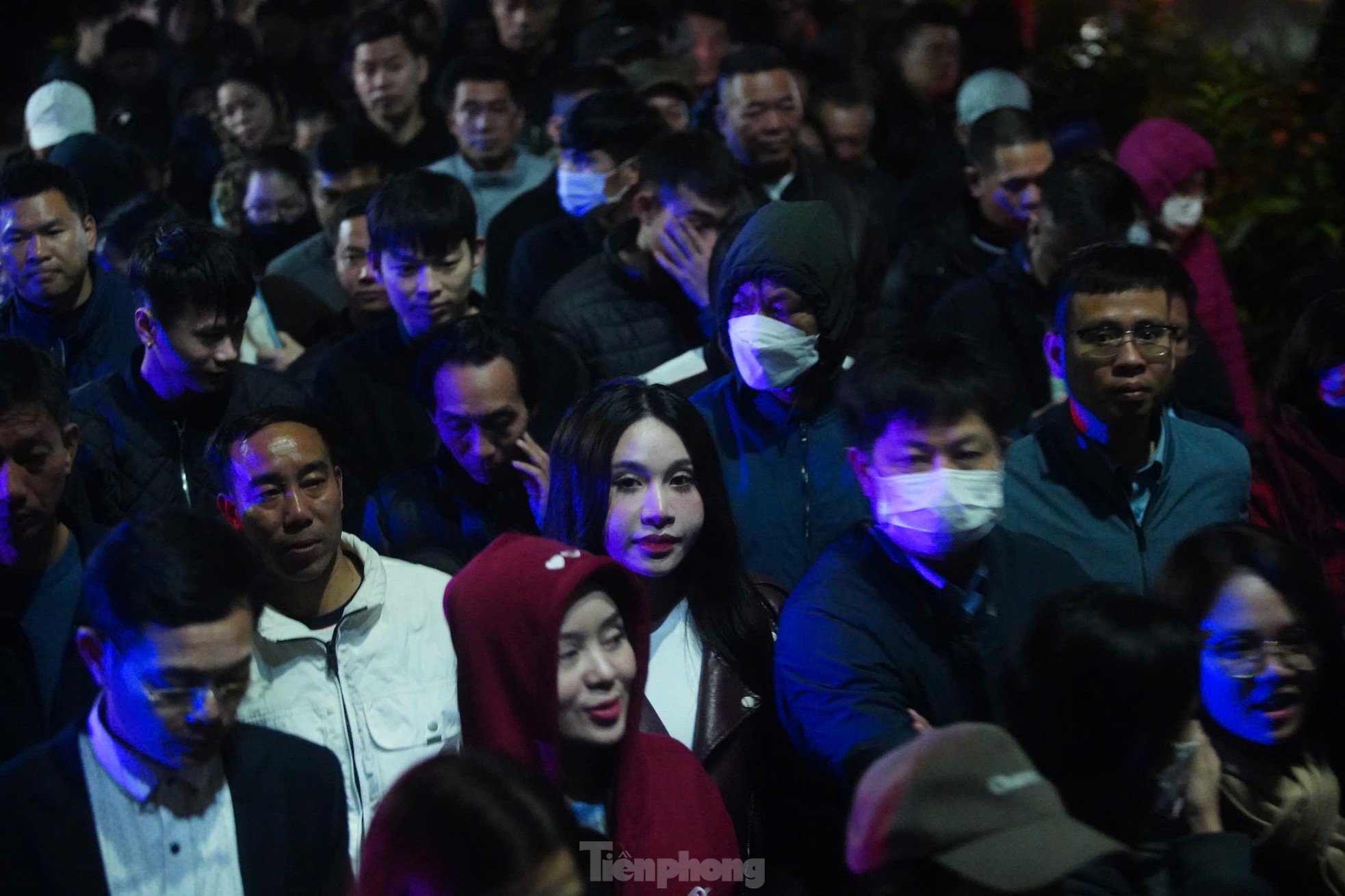 Scene of people climbing over fences, pushing and rushing into Tran Temple after the opening ceremony of the 10th edition