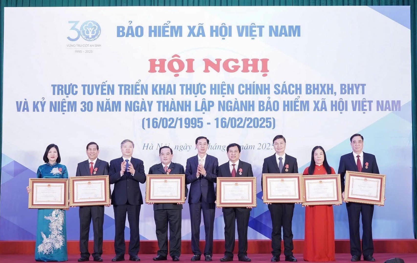 Two leaders of Hai Duong Provincial Social Insurance received the Third Class Labor Medal.