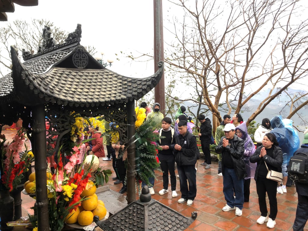 Los turistas adoran sinceramente a Buda a principios de año en el Sitio de Reliquias Nacionales Especiales Yen Tu (ciudad de Uong Bi).