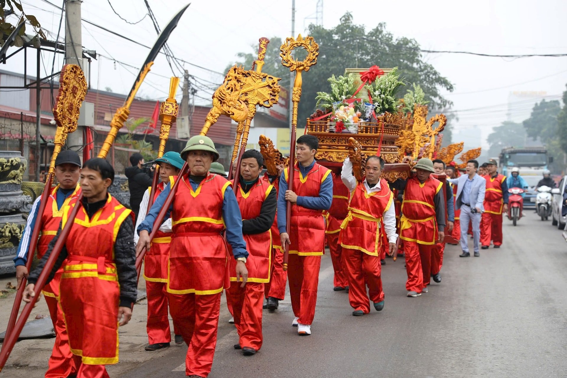 Lễ hội gồm các nghi thức Cáo yết, cúng Thần Nông, tái diễn “Vua Hùng dạy dân cấy lúa”; thi cấy lúa và các trò chơi dân gian... Ảnh Toàn Hùng.