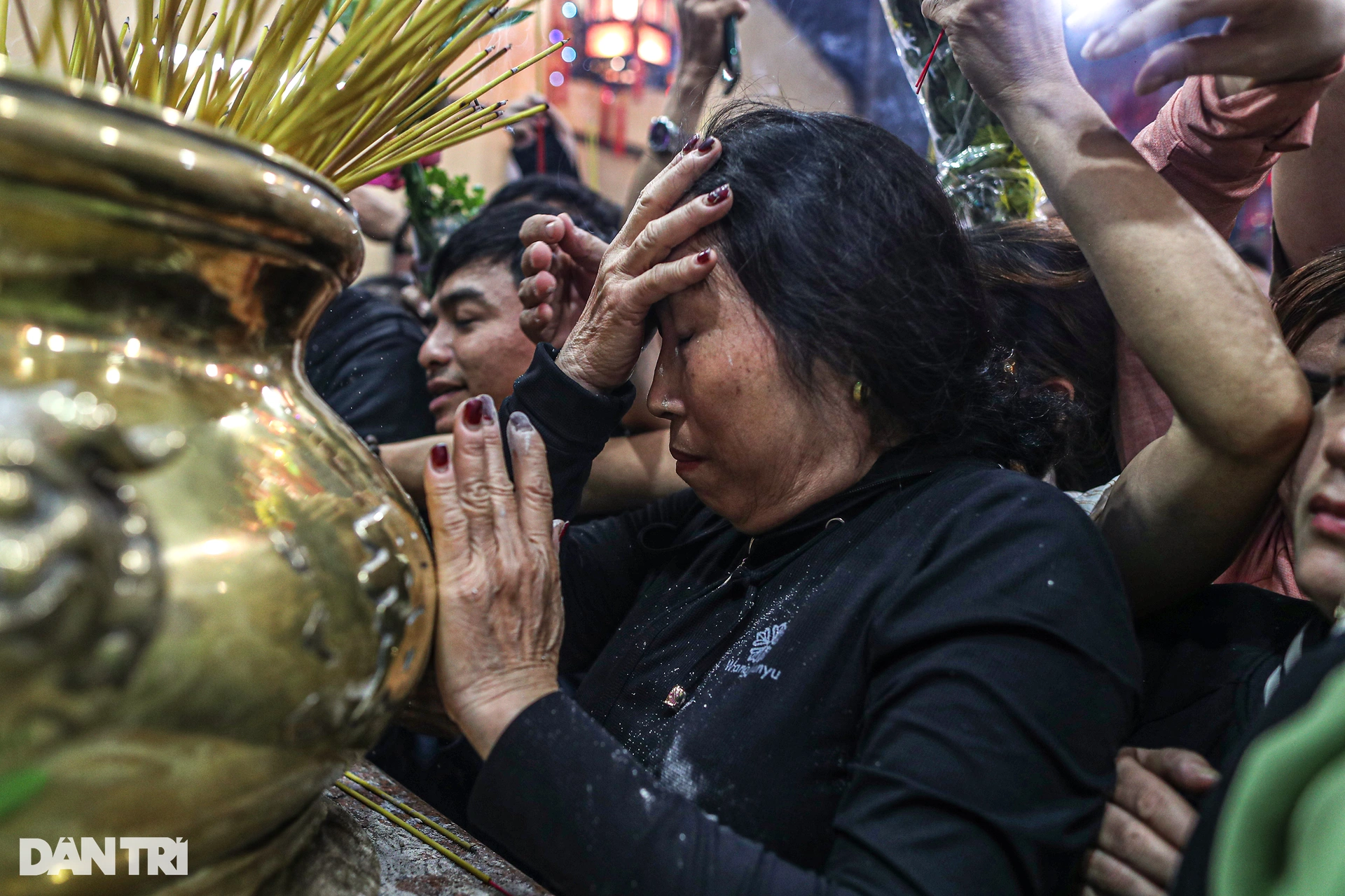 Multitudes de personas se apresuran a recoger cenizas para la buena suerte en la pagoda Ba Binh Duong