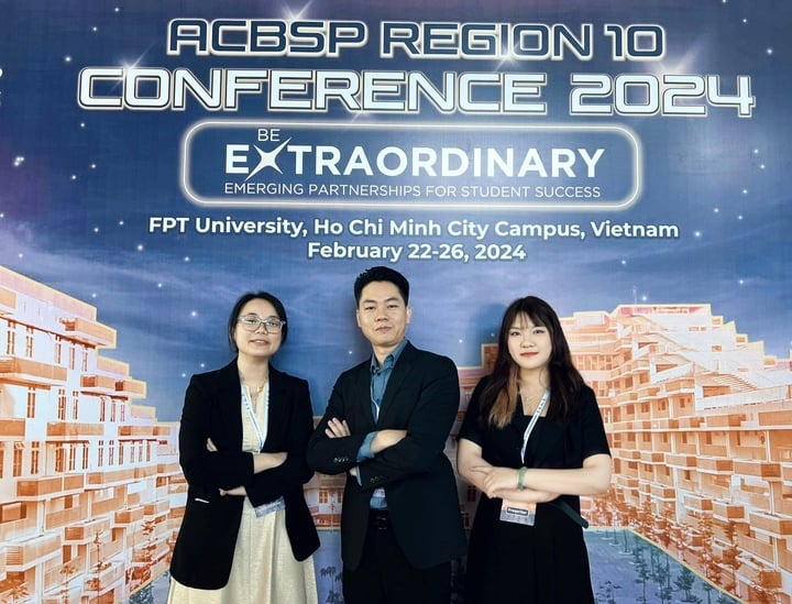 Thu Hoai (far right) and teammates at an academic event held at FPT University (Photo: FPT)