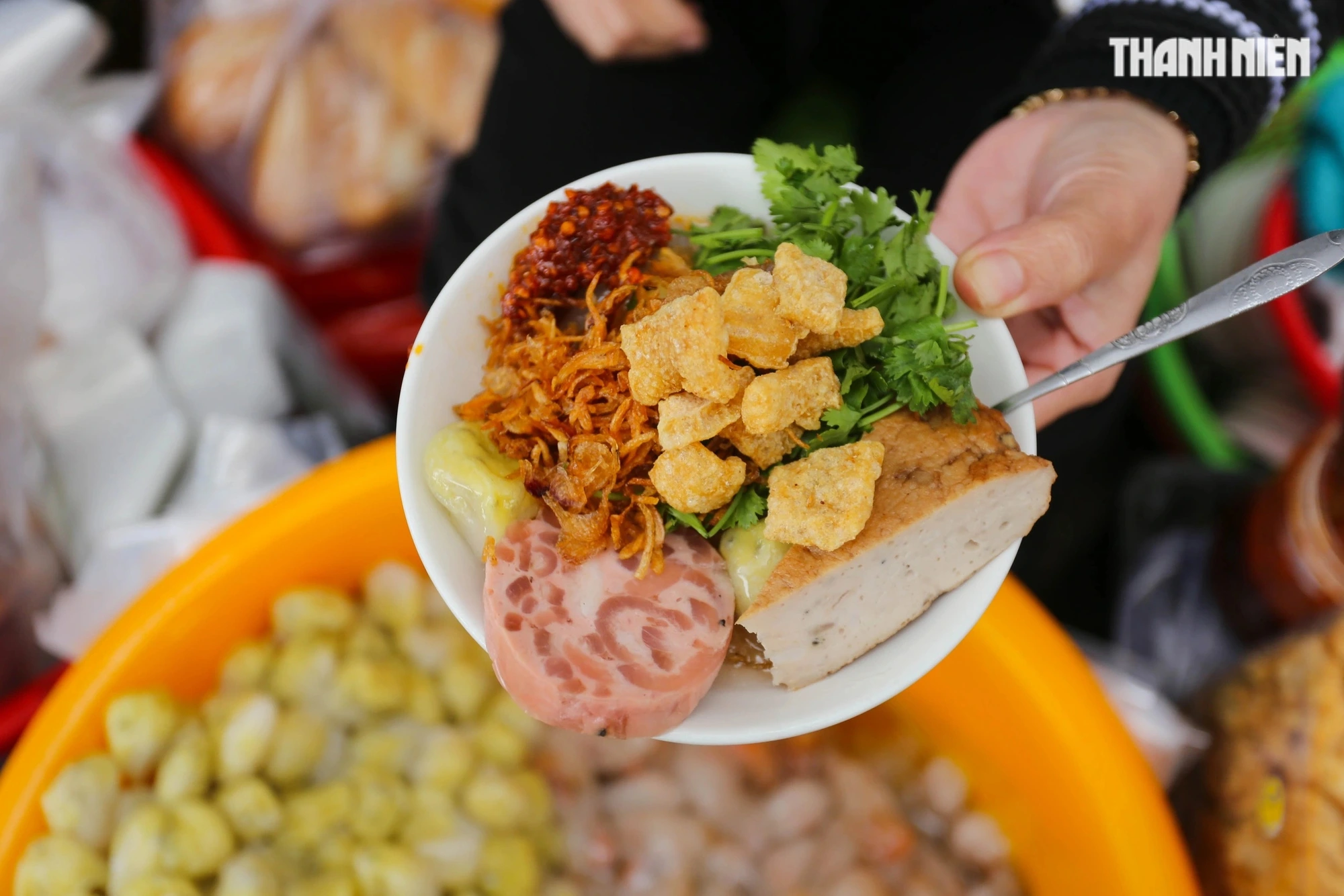 What is it about the 15,000 VND Hue banh loc shop that makes diners "fascinated"?