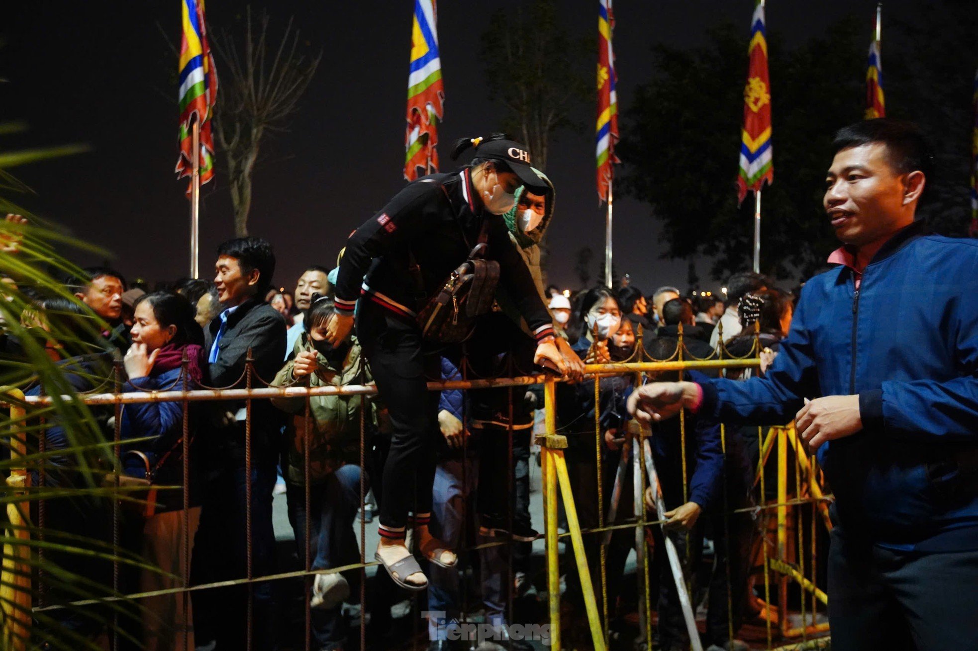 Scene of people climbing over fences, pushing and rushing into Tran Temple after the opening ceremony of photo 15