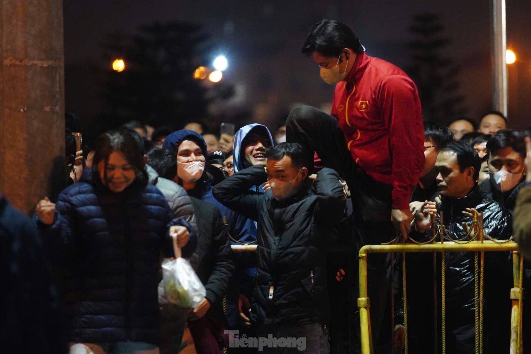 Scene of people climbing over fences, pushing and rushing into Tran Temple after the opening ceremony photo 14