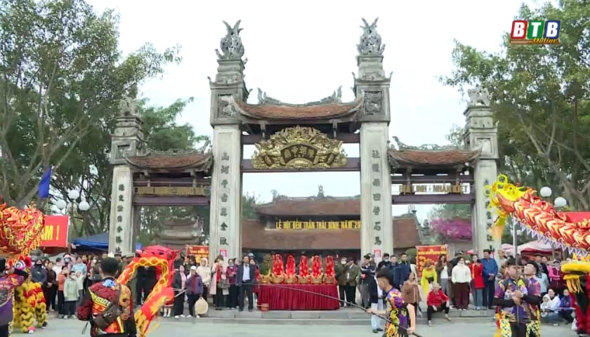 Viele Touristen besuchen am ersten Tag des Festivals den Tran-Tempel (Thai Binh).