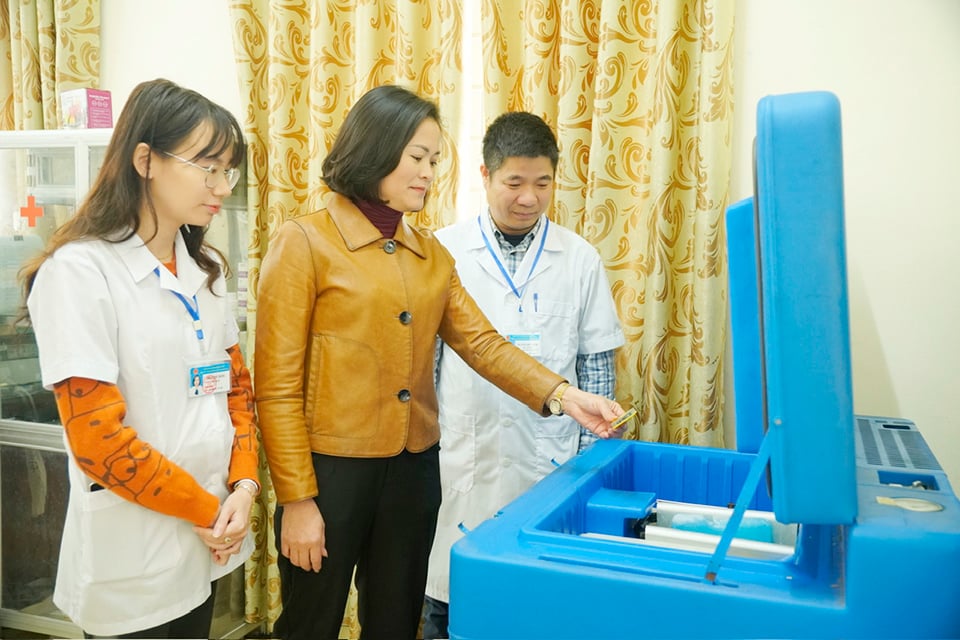 Die Leiter des Gesundheitszentrums des Bezirks Thanh Oai inspizieren die Arbeit zur Impfsicherung im Gesundheitszentrum der Stadt Kim Bai.