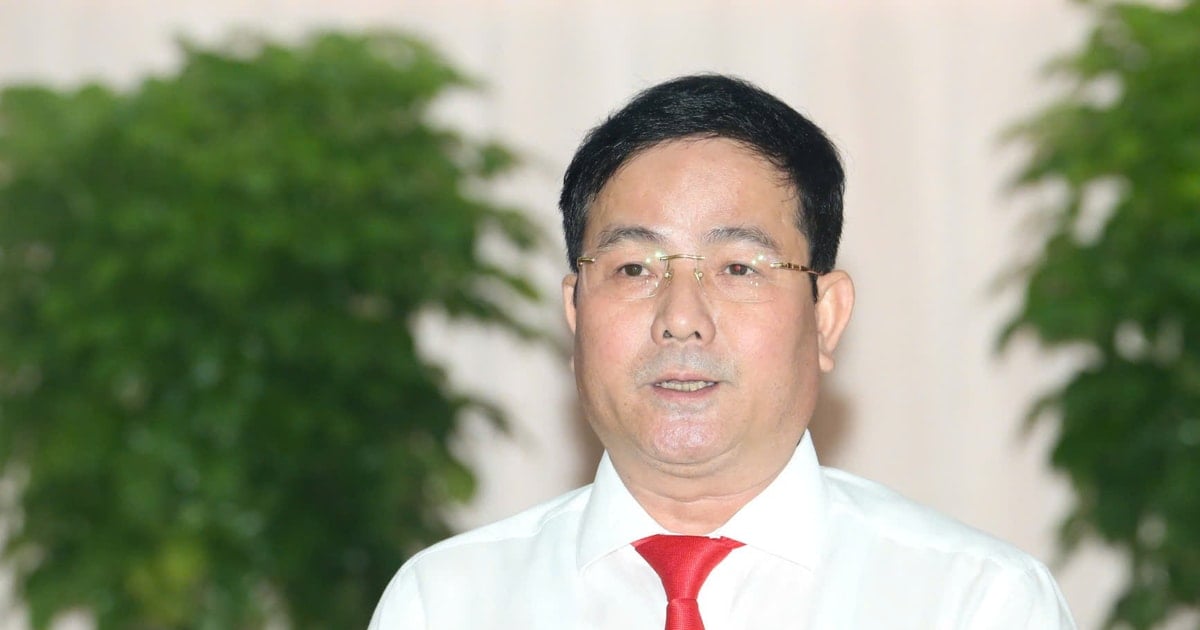 Mr. Tran Van Huyen was elected to hold the position of Chairman of Hau Giang Provincial People's Committee.