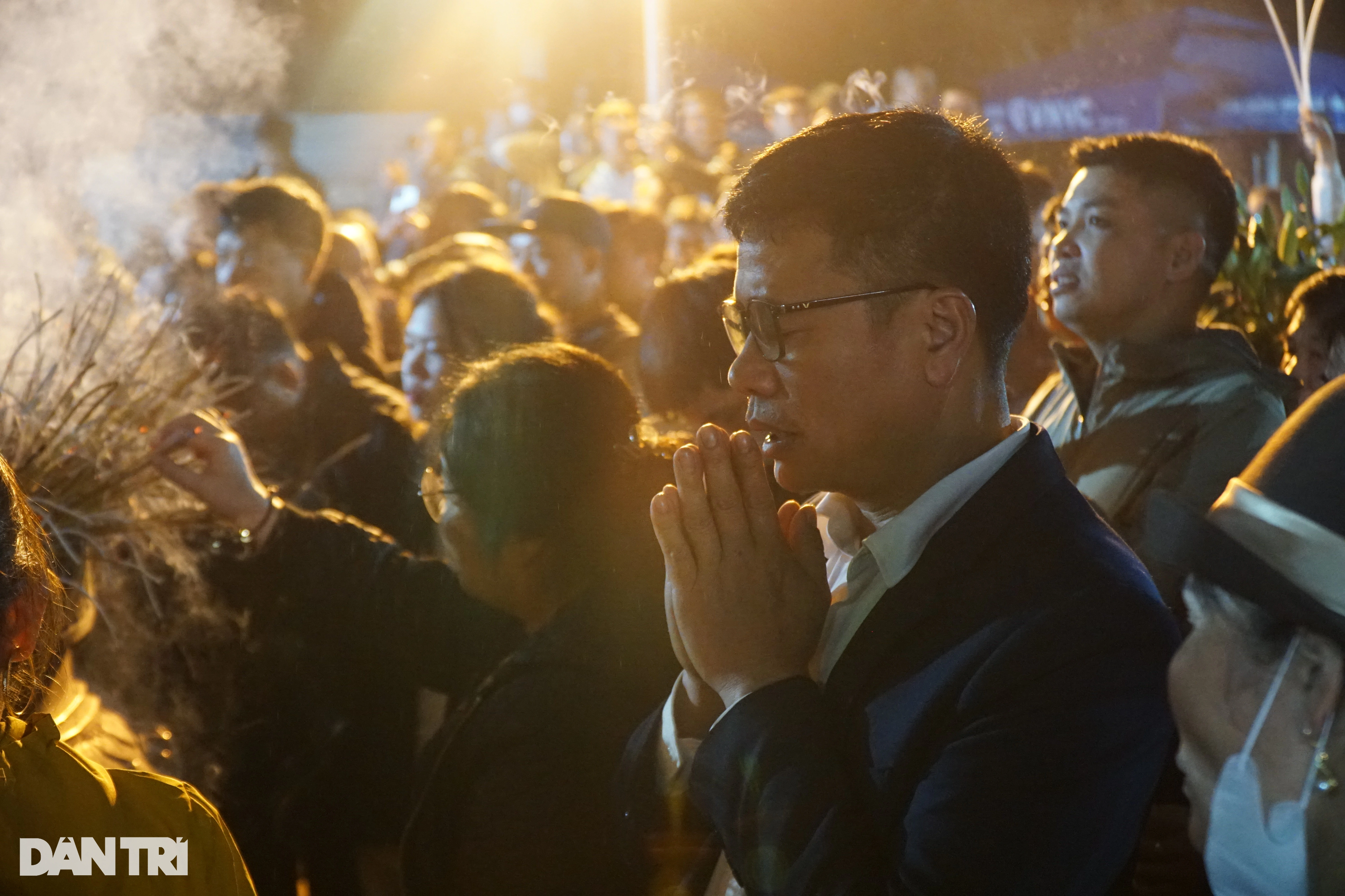 La gente saltó la valla de hierro y se agolpó en el Templo Tran después de la Ceremonia de Apertura.