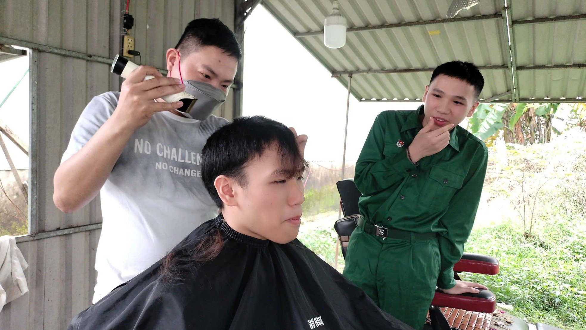 Un día antes del alistamiento de las gemelas de 18 años en Da Nang foto 2