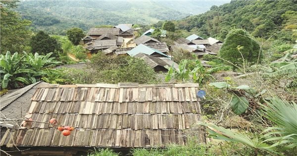 Bajo los viejos tejados del pueblo Mong