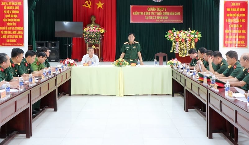 Die Delegation besichtigte die militärische Rekrutierungsarbeit in der Stadt Binh Minh.