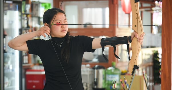 Young people are excited to enjoy coffee and practice archery in Da Nang