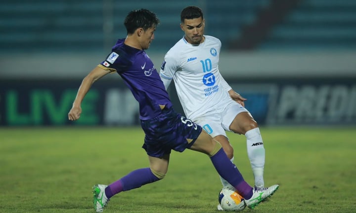 Nam Dinh Club (white shirt) lost heavily to Sanfrecce Hiroshima.