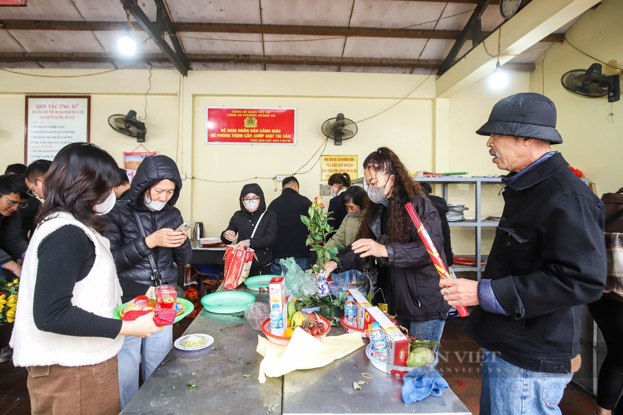 Tranh thủ giờ nghỉ trưa, dân công sở đổ về Phủ Tây Hồ, chùa Trấn Quốc dâng lễ rằm tháng Giêng- Ảnh 4.