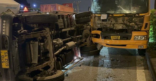 3 trucks collided on Do Muoi street, driver trapped in the car