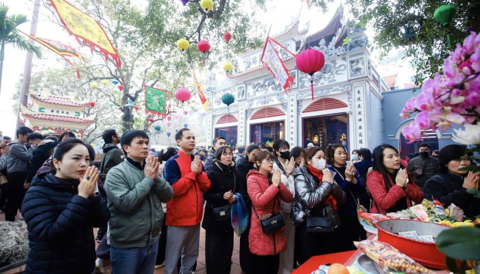 Thousands of people come to Tay Ho Palace to pray for luck on the 15th day of the first lunar month.