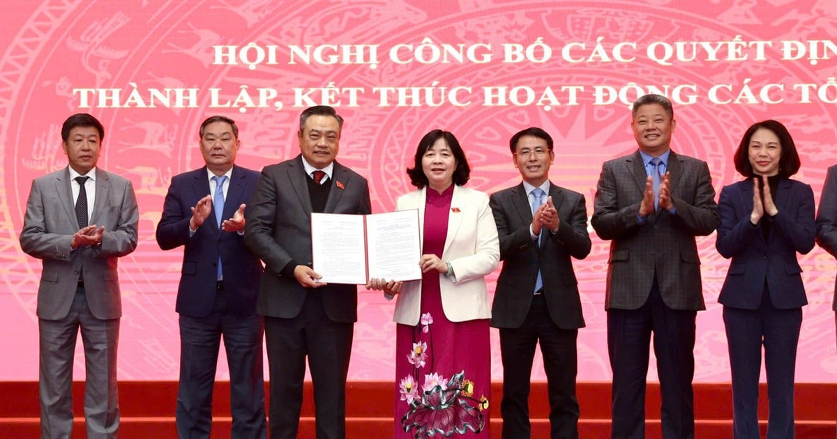 Chairman of the People's Committee Tran Sy Thanh was appointed to hold the position of Secretary of the Party Committee of the Hanoi People's Committee.