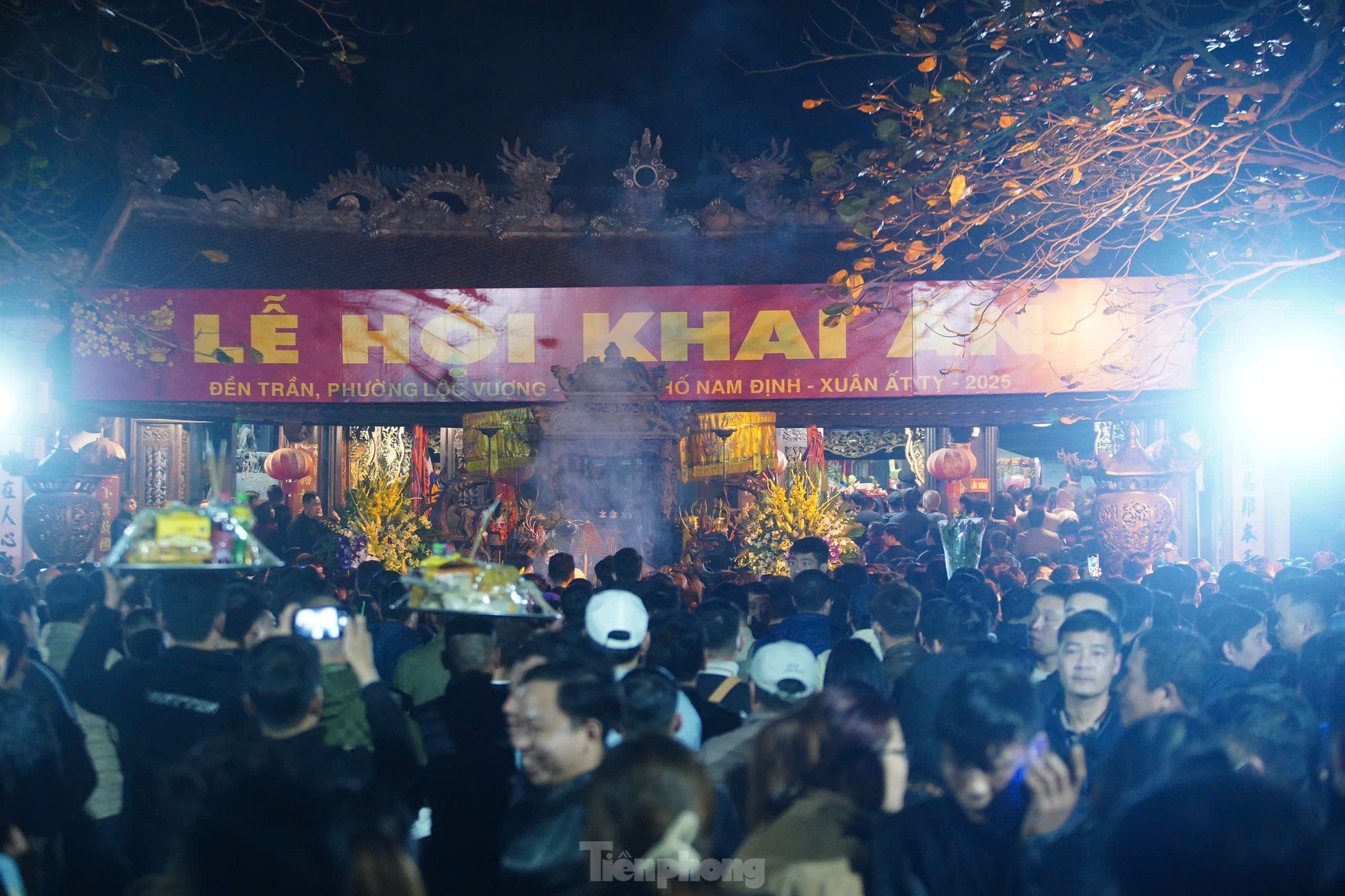 Scene of people climbing over fences, pushing and rushing into Tran Temple after the opening ceremony photo 1