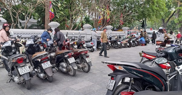 Reenactment of "overcharging" parking attendants after Tet