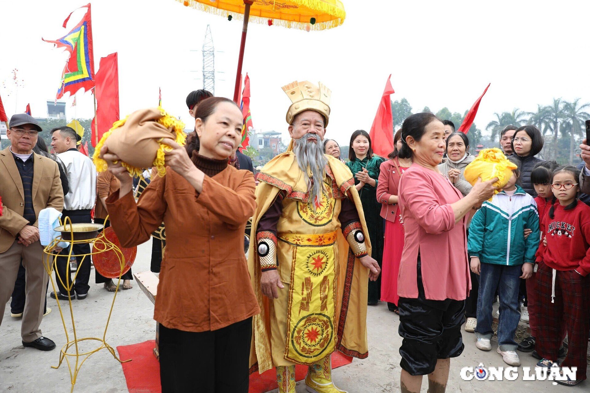 Visit Phu Tho to see the ancient relics of King Hung and his people growing rice at the spring festival. Image 3