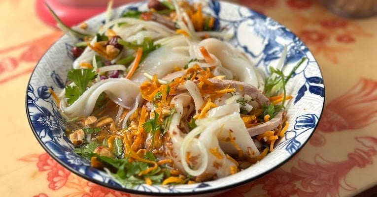 Pho without broth in Lang Son, customers can eat a few bowls to relieve boredom