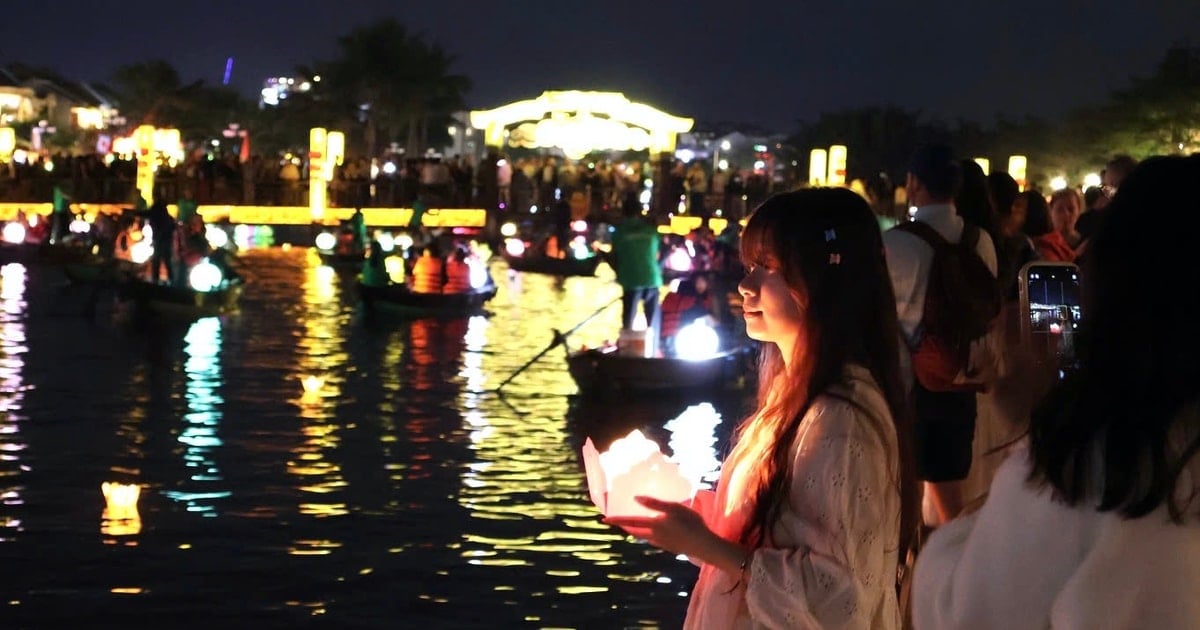 Sparkling night of flower lanterns in Hoi An