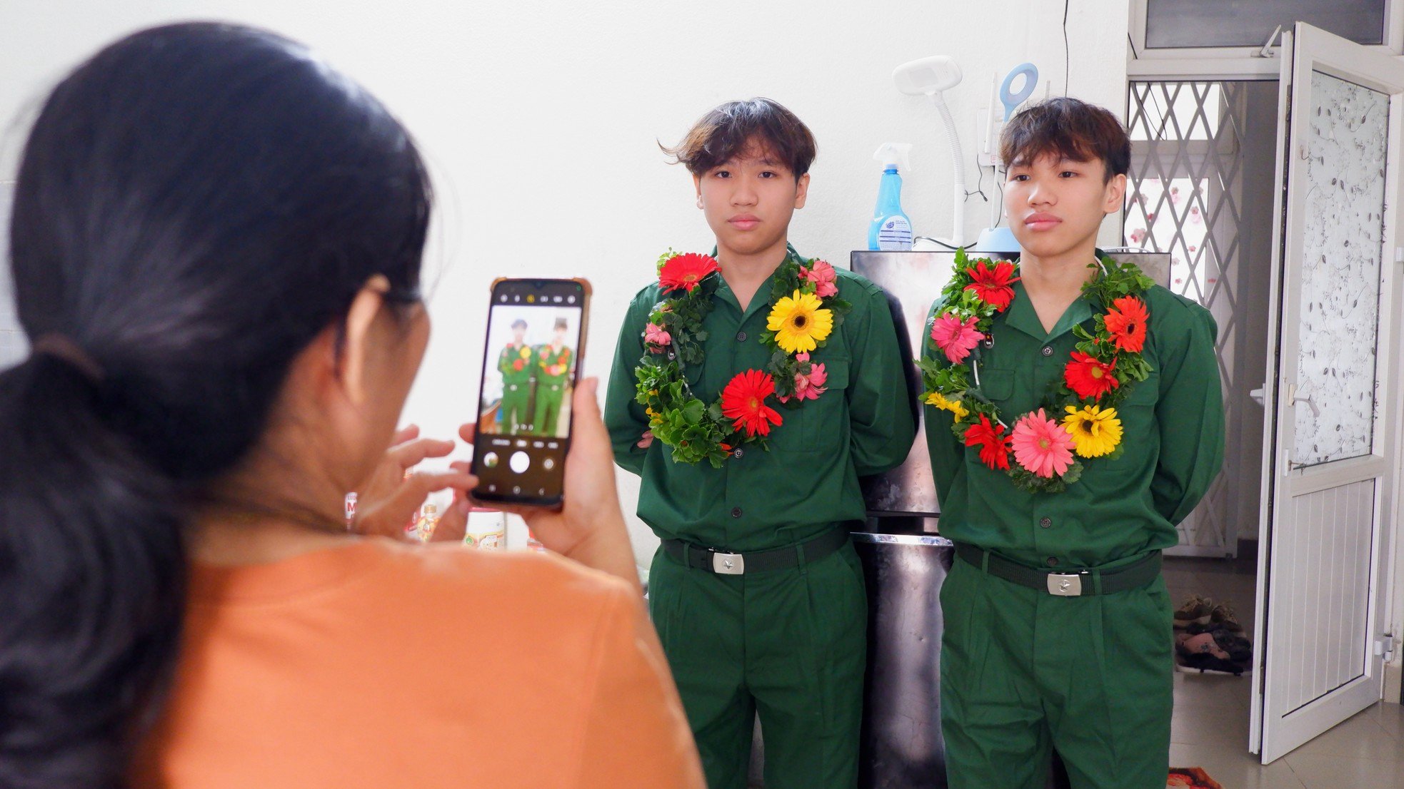 Un día antes del alistamiento de las gemelas de 18 años en Da Nang foto 5