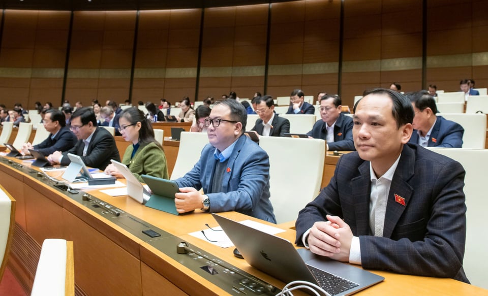 Delegados de la Asamblea Nacional asisten a la sesión vespertina del 12 de febrero - Foto: Media.quochoi.vn