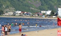 Tourists come to Thien Cam beach to 'cool off'