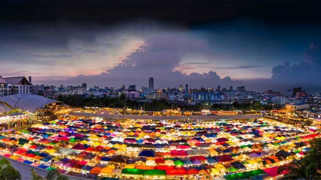 Cuộc sống về đêm sôi động tại Bangkok thu hút khách du lịch (Ảnh minh họa)