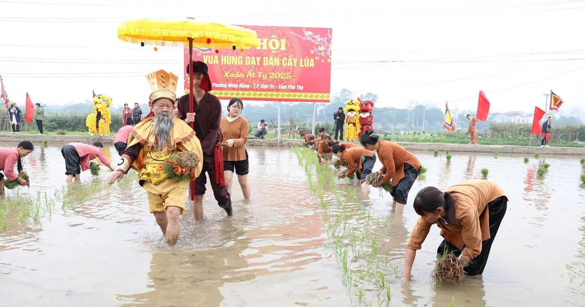 Reconstitution du roi Hung enseignant aux gens à planter du riz