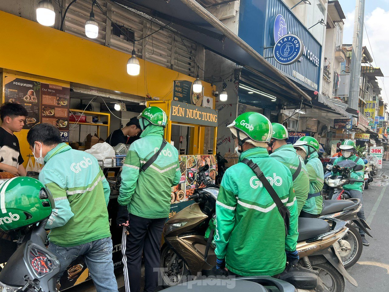 مطعم نباتي مزدحم بالزبائن في يوم اكتمال القمر في شهر يناير الصورة 1