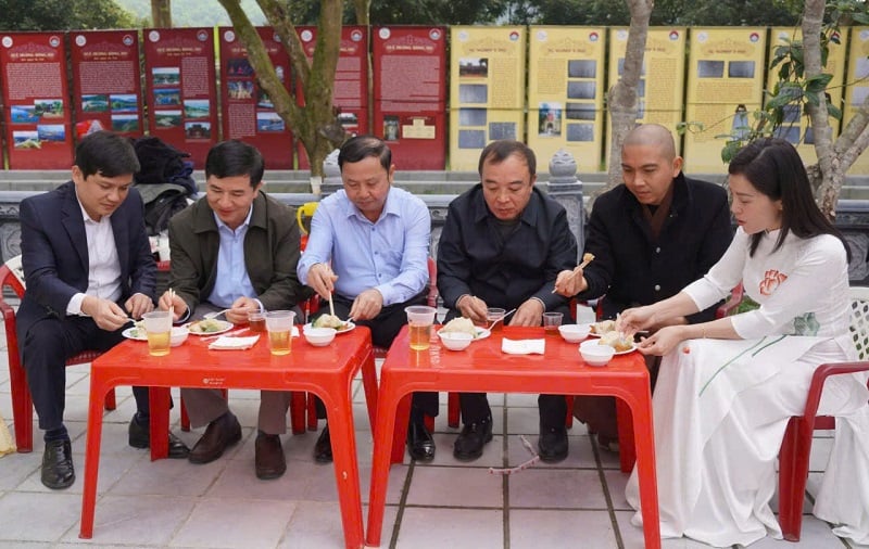 Tout le monde est heureux et excité de manger du banh chung et de profiter de la bonne fortune.