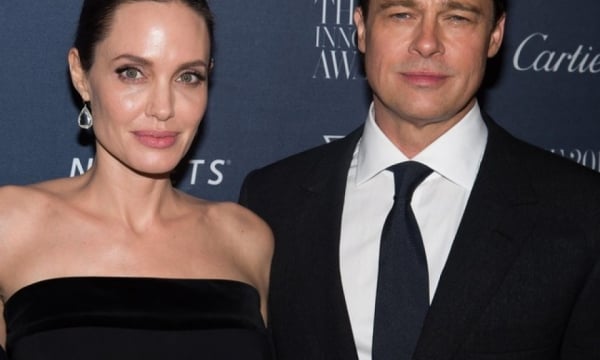 Brad Pitt enlève sa chemise, dévoilant un tatouage d'Angelina Jolie