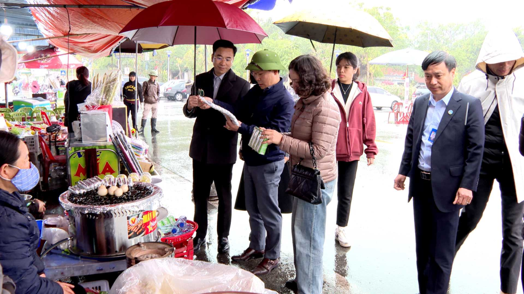 La Junta de Administración del Templo Reliquia Nacional Especial Cua Ong - Cap Tien inspeccionó proactivamente y recordó a los propietarios de negocios que implementen medidas para garantizar la seguridad alimentaria. Foto: Bao Long (Centro Cultural y de Información de la Ciudad de Cam Pha)