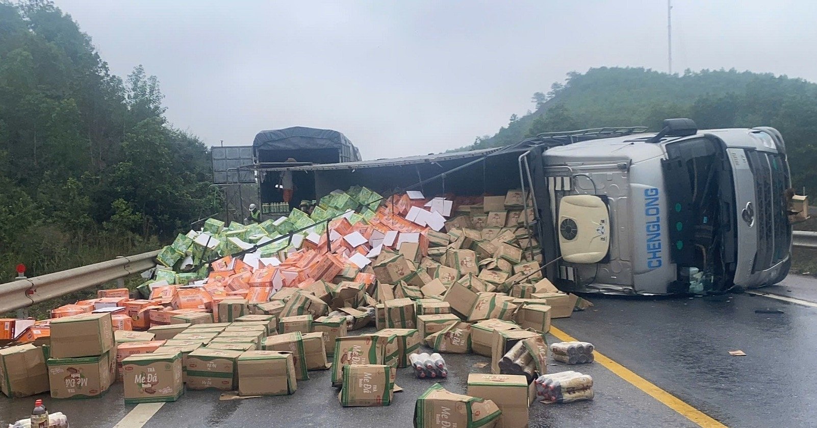 Car overturned on Cam Lo - La Son highway, traffic jam lasted more than 5 hours