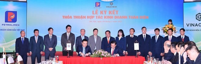 Ông Đào Nam Hải – Thành viên HĐQT, Tổng Giám đốc Petrolimex và ông Huỳnh Quang Liêm - Tổng Giám đốc VNPT ký kết Thỏa thuận hợp tác chiến lược toàn diện