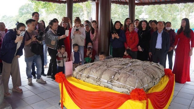 Le moment où les gens dégustent le banh chung de 300 kg