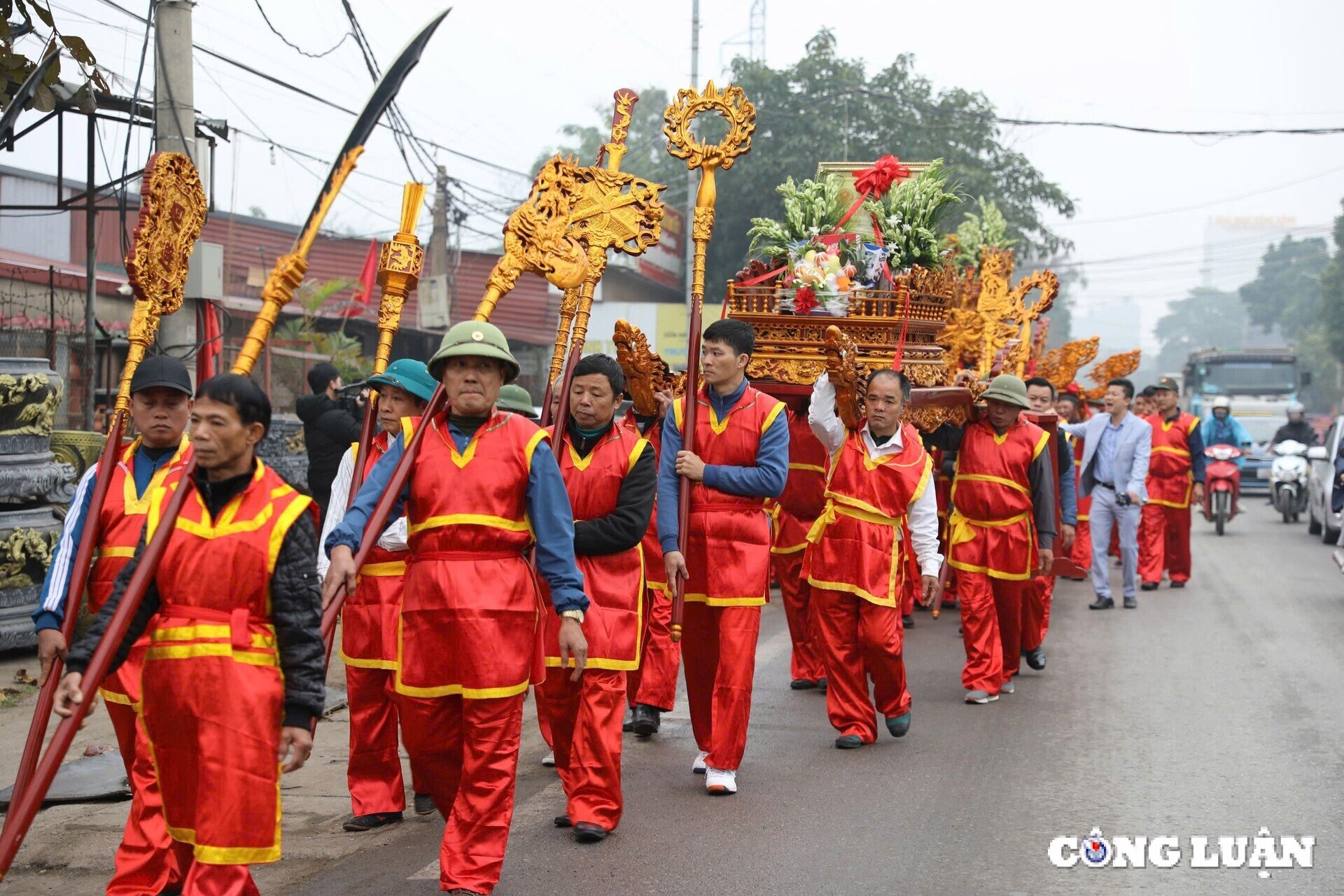 Visit Phu Tho to see the ancient relics of King Hung and his people growing rice at the spring festival. Image 2