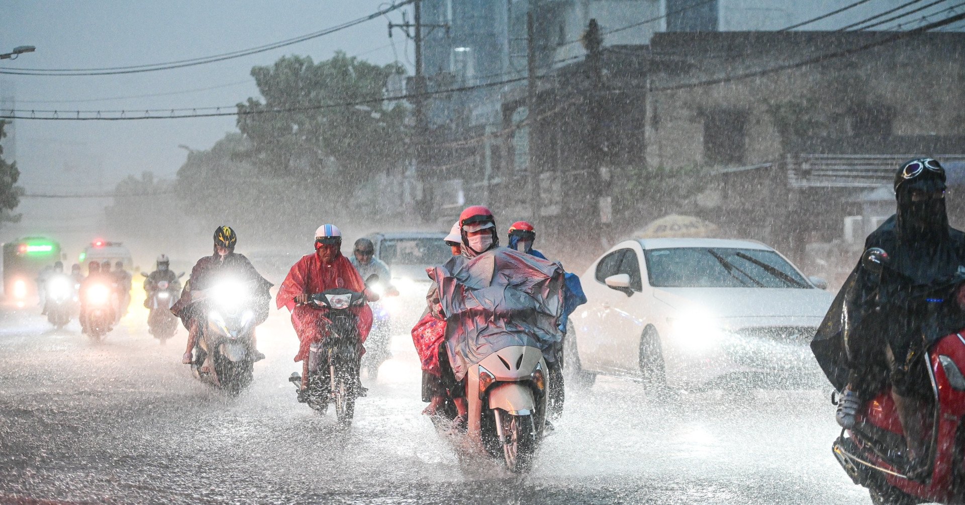 Tropical depression likely to form in southern sea, Ho Chi Minh City has unseasonal rain