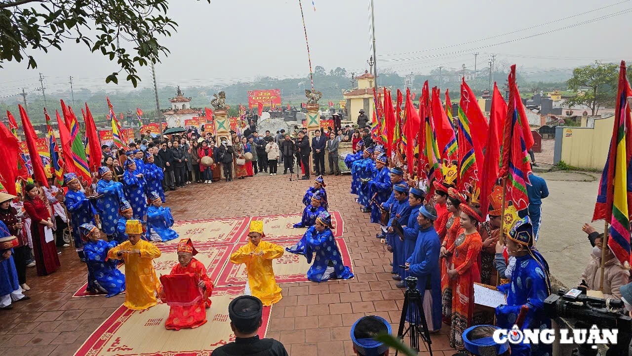 푸토를 방문해 봄 축제 때 벼농사를 짓는 헝 왕과 그의 사람들의 고대 유물을 감상해 보세요. 이미지 1