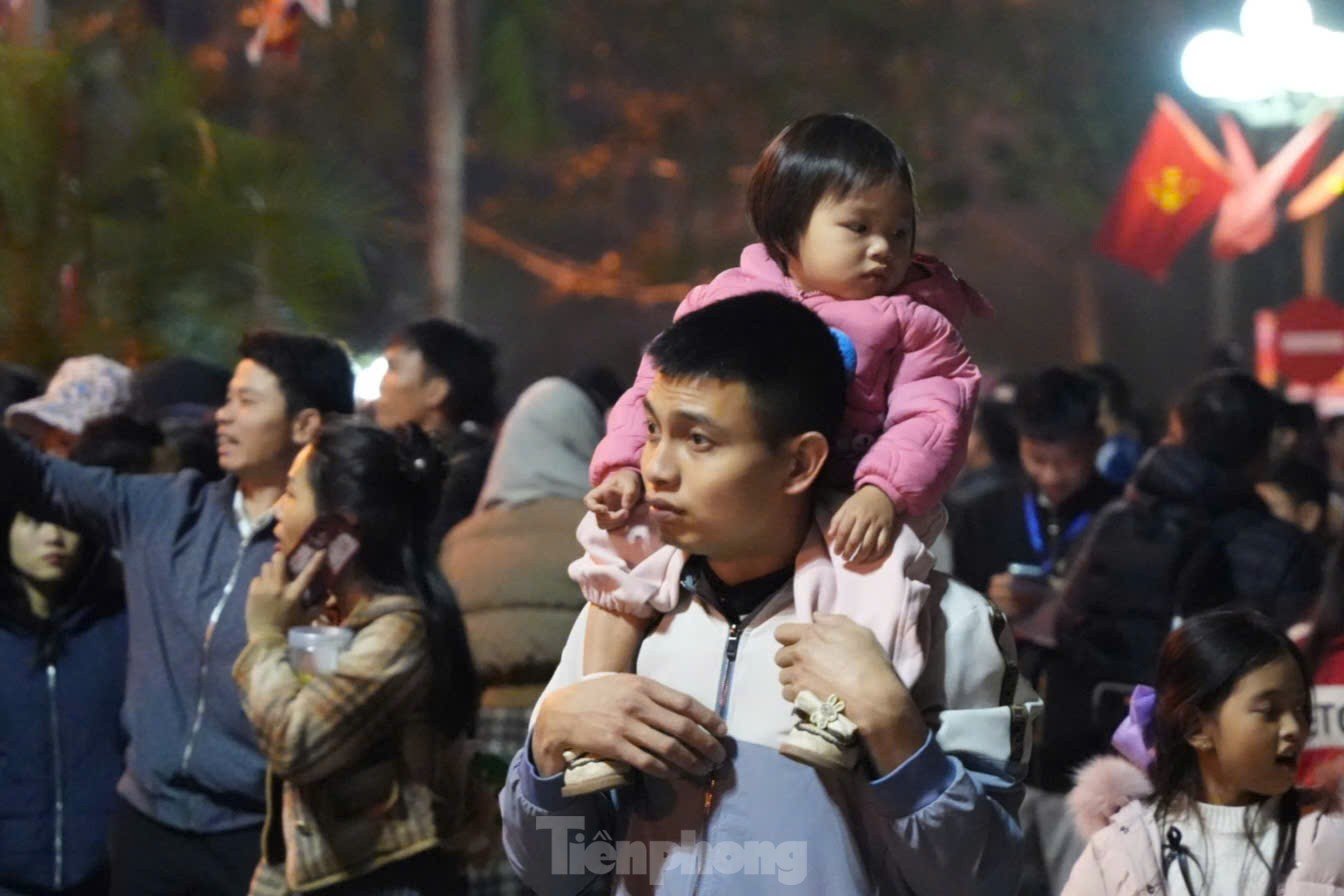 Scene of people climbing over fences, pushing and rushing into Tran Temple after the opening ceremony of photo 16