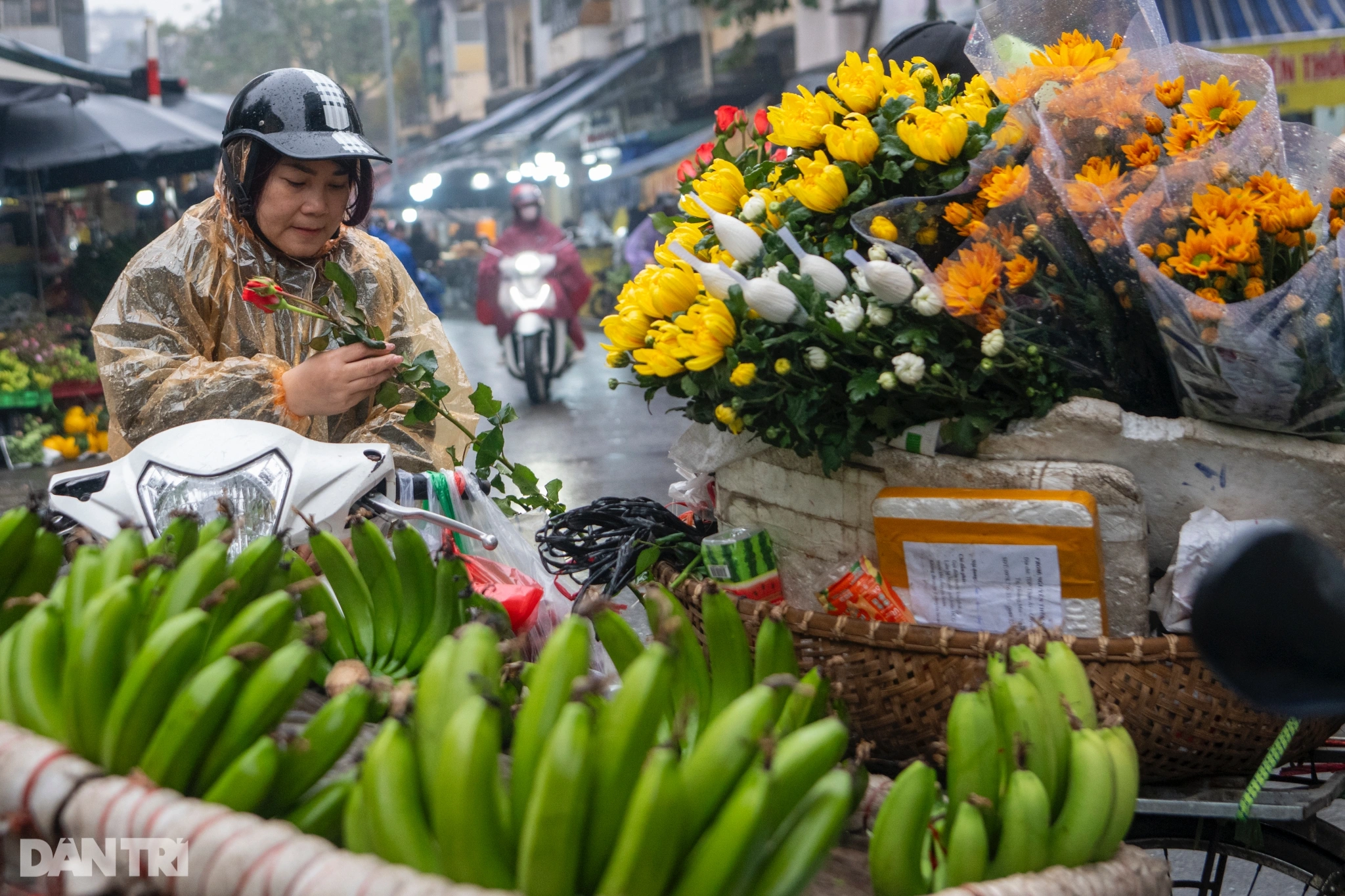 Full moon of January: Market is packed with customers, shippers are busy delivering chicken offerings from 2am