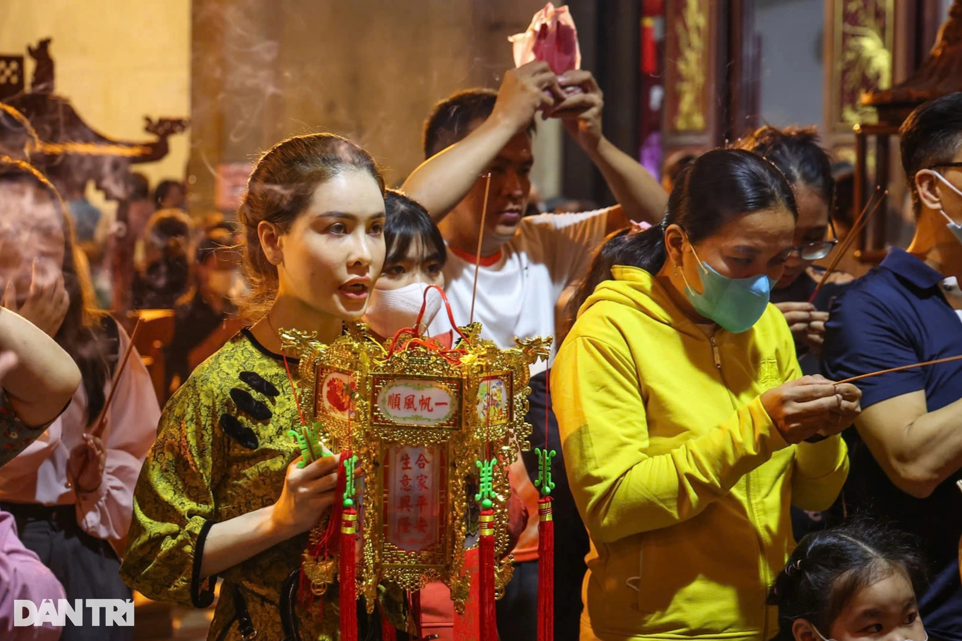 Miles de personas acuden a la Pagoda Ong en la ciudad de Ho Chi Minh para pedir dinero prestado para tener buena suerte a principios de año.