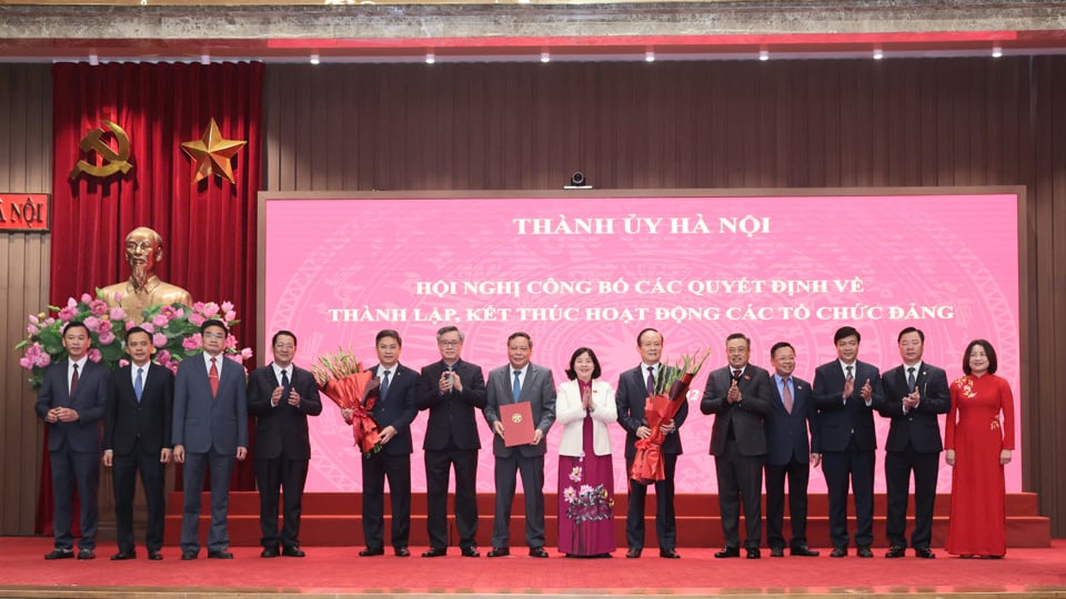 Die Sekretärin des Parteikomitees von Hanoi, Bui Thi Minh Hoai, und der stellvertretende Leiter der Zentralen Organisationskommission, Nguyen Quang Duong, stellten die Entscheidung zur Gründung des Parteikomitees der Parteiagenturen von Hanoi vor und gratulierten dem Ständigen Ausschuss des Parteikomitees der Parteiagenturen von Hanoi.