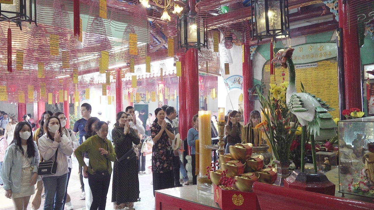 People pray for peace in the new year on the occasion of the Lantern Festival.