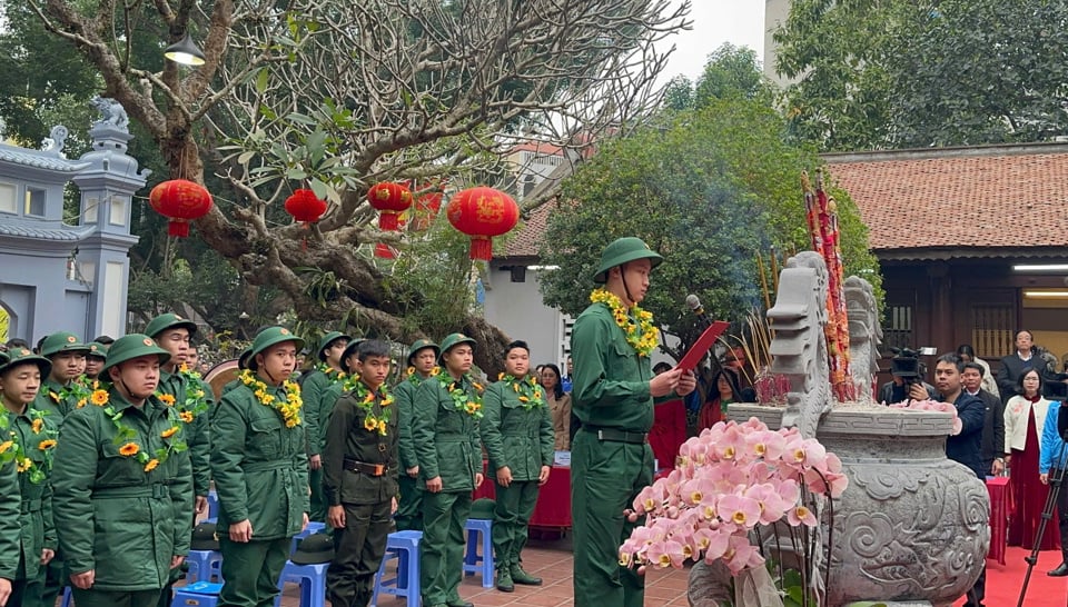 Tân binh Trịnh Hoàng Nam - đại diện các tân binh quận Tây Hồ đọc lời thề trung hiếu tại chương trình “Gặp mặt, giáo dục truyền thống cho thanh niên nhập ngũ và thực hiện nghĩa vụ Công an Nhân dân năm 2025” tại đền Đồng Cổ. (Ảnh: Công Trình)